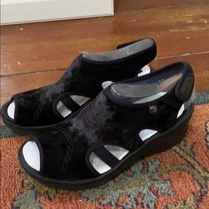 BZees black platform sandals size 8